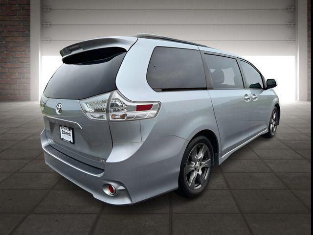 2017 Toyota Sienna SE 8 Passenger