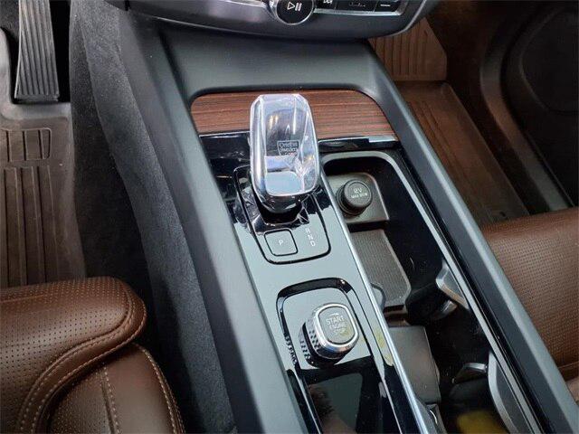 2023 Volvo XC60 B5 Ultimate Bright Theme