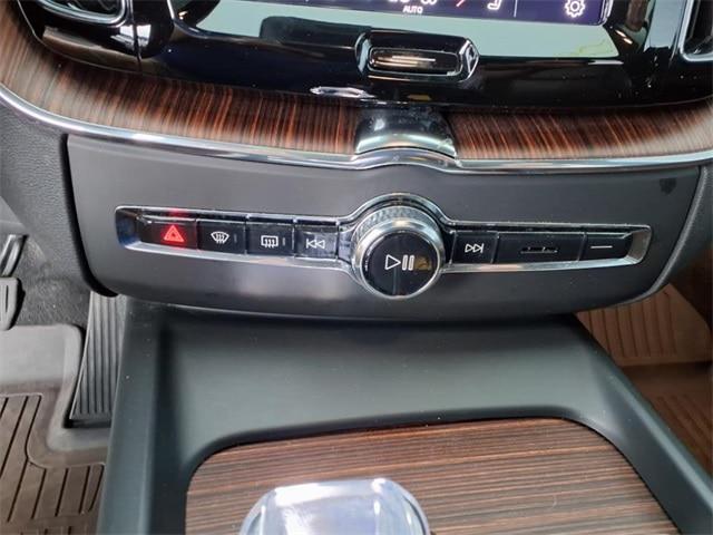2023 Volvo XC60 B5 Ultimate Bright Theme
