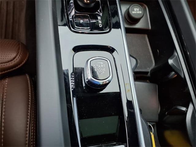2023 Volvo XC60 B5 Ultimate Bright Theme