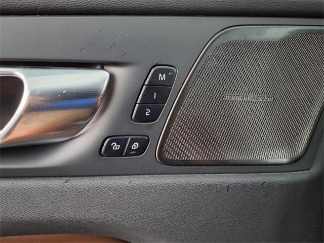 2023 Volvo XC60 B5 Ultimate Bright Theme