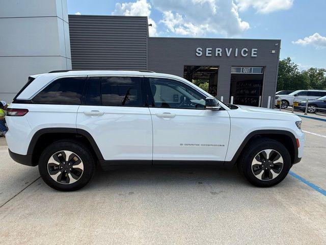 2023 Jeep Grand Cherokee Base