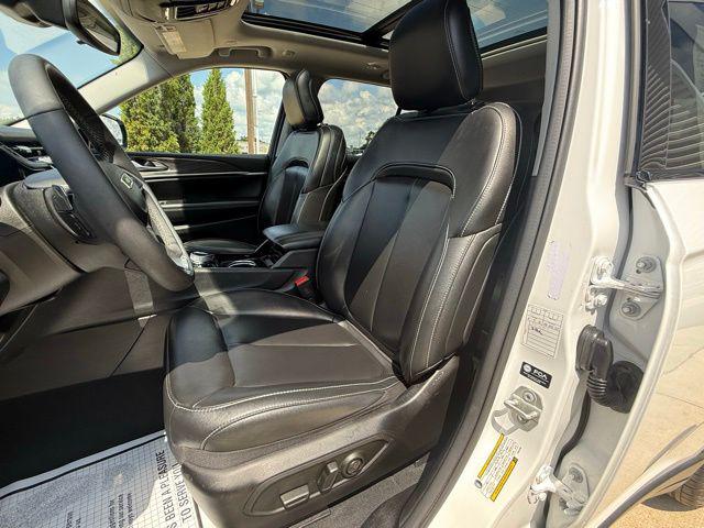2023 Jeep Grand Cherokee Base
