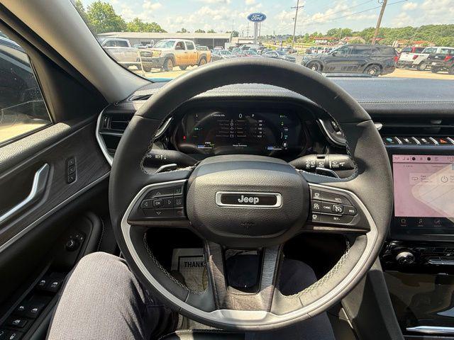 2023 Jeep Grand Cherokee Base