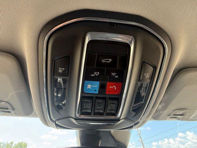 2023 Jeep Grand Cherokee Base