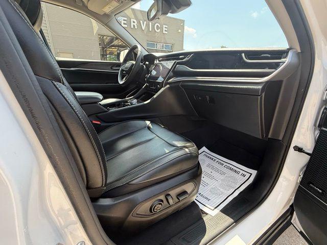 2023 Jeep Grand Cherokee Base