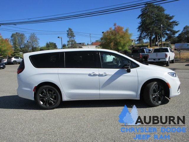 2026 Chrysler Pacifica PACIFICA SELECT AWD