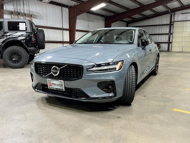 2024 Volvo S60 B5 Core Dark Theme