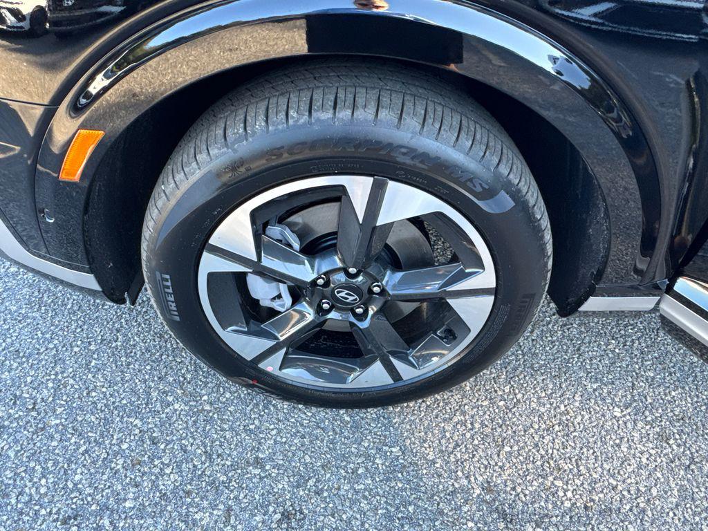 New 2026 Black HYUNDAI Limited FWD image 23