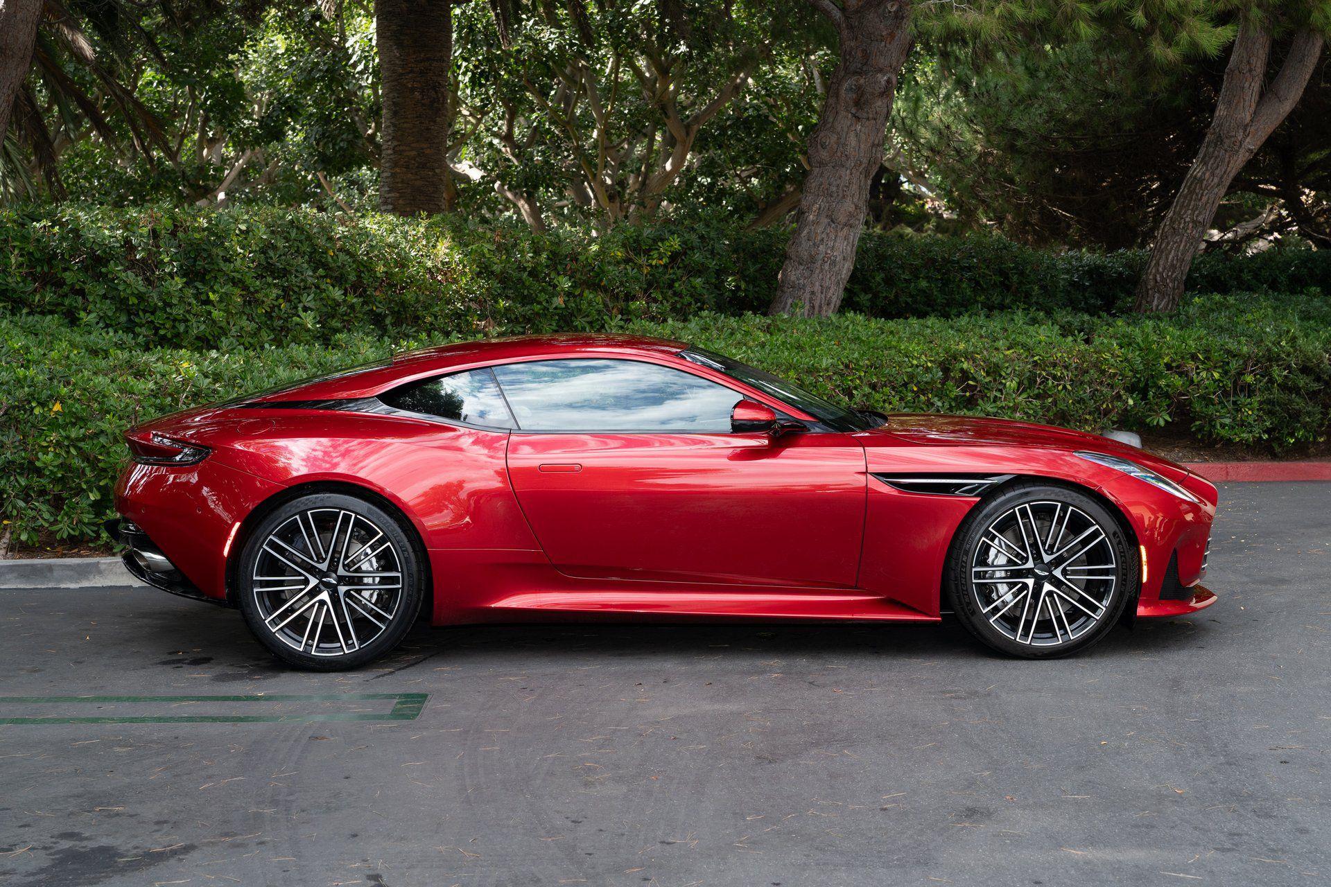 Aston Martin 2024 DB12 