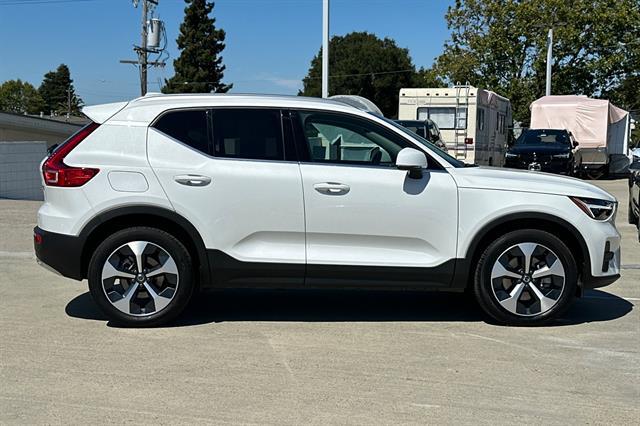2025 Volvo XC40 B5 Core Bright Theme