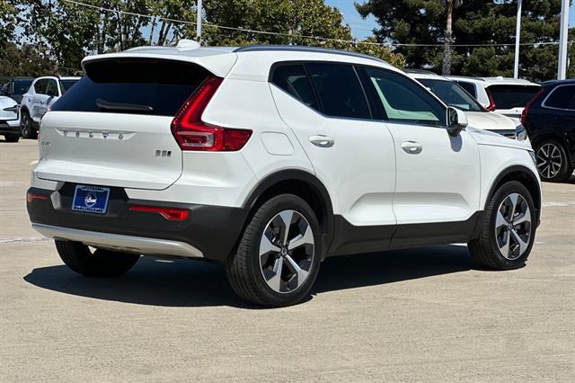 2025 Volvo XC40 B5 Core Bright Theme