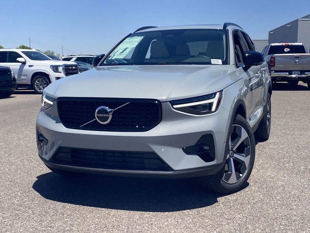 2026 Volvo XC40 Plus, B5 AWD Gas (mild hybrid), Dark