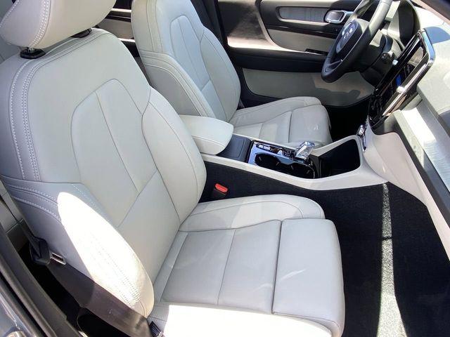 2026 Volvo XC40 Plus, B5 AWD Gas (mild hybrid), Dark