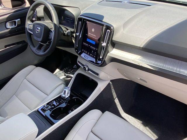 2026 Volvo XC40 Plus, B5 AWD Gas (mild hybrid), Dark
