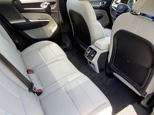 2026 Volvo XC40 Plus, B5 AWD Gas (mild hybrid), Dark