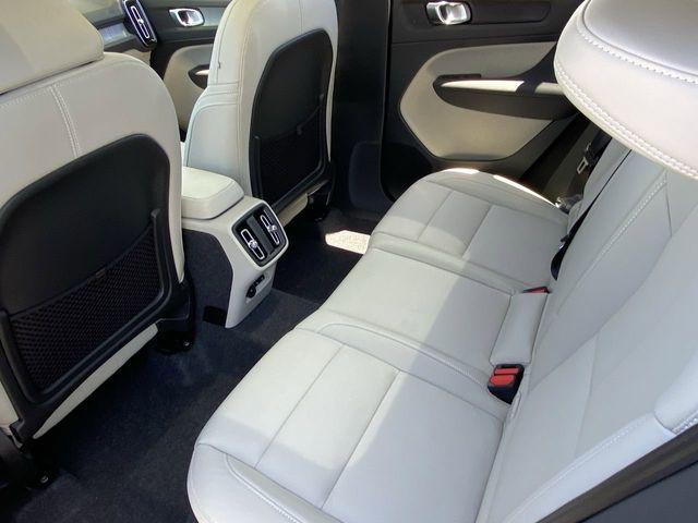 2026 Volvo XC40 Plus, B5 AWD Gas (mild hybrid), Dark