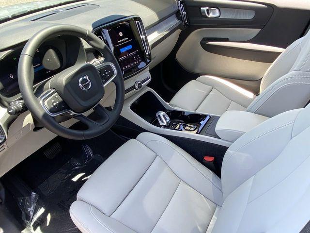 2026 Volvo XC40 Plus, B5 AWD Gas (mild hybrid), Dark