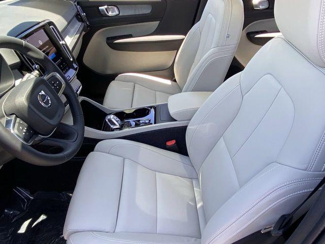 2026 Volvo XC40 Plus, B5 AWD Gas (mild hybrid), Dark