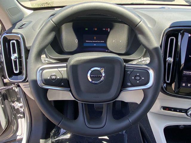 2026 Volvo XC40 Plus, B5 AWD Gas (mild hybrid), Dark