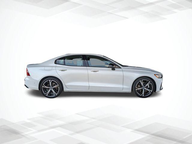 2024 Volvo S60 B5 Plus Dark Theme
