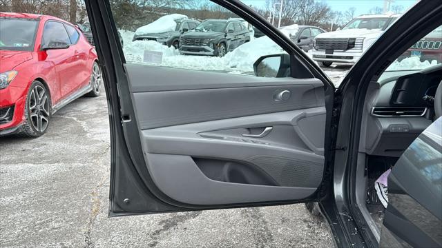 2025 Hyundai Elantra SE