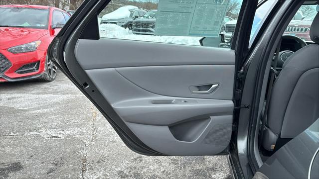2025 Hyundai Elantra SE