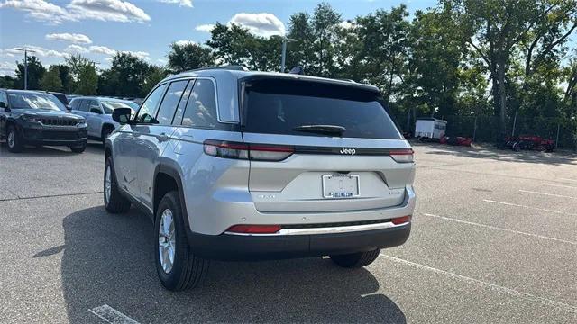 2025 Jeep Grand Cherokee GRAND CHEROKEE LAREDO X 4X4