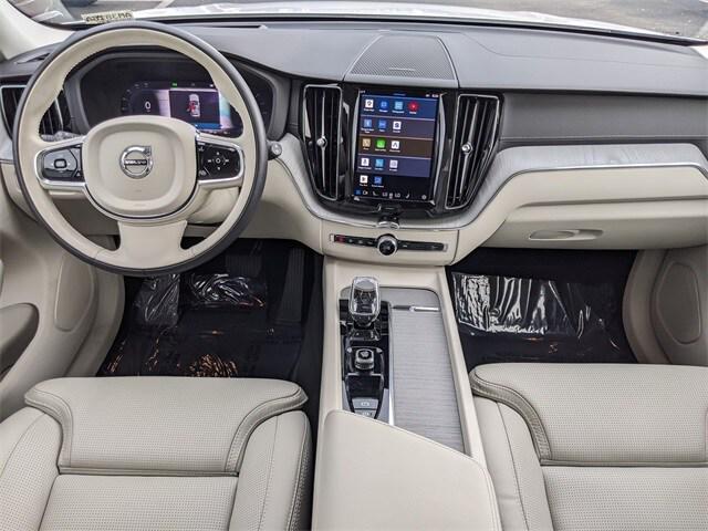 2024 Volvo XC60 B5 Ultimate Dark Theme