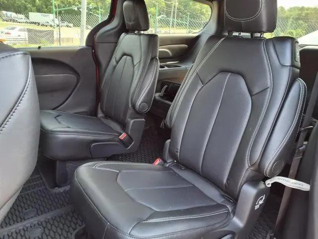2025 Chrysler Voyager LX