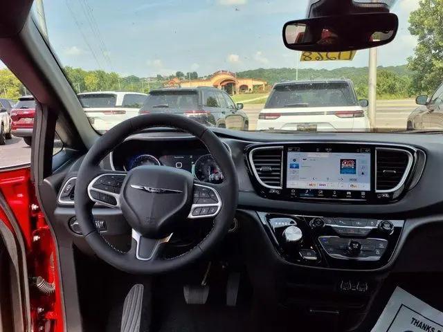 2025 Chrysler Voyager LX