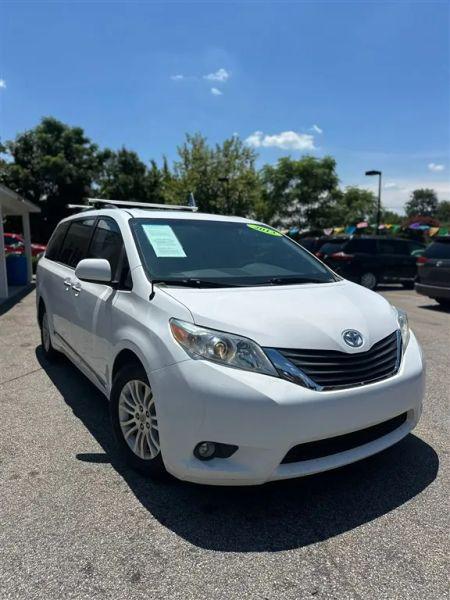 2013 Toyota Sienna XLE V6 8 Passenger