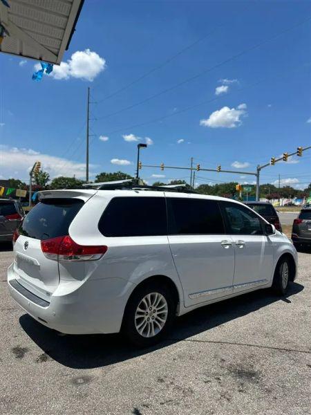 2013 Toyota Sienna XLE V6 8 Passenger