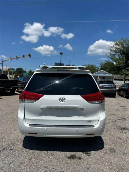 2013 Toyota Sienna XLE V6 8 Passenger