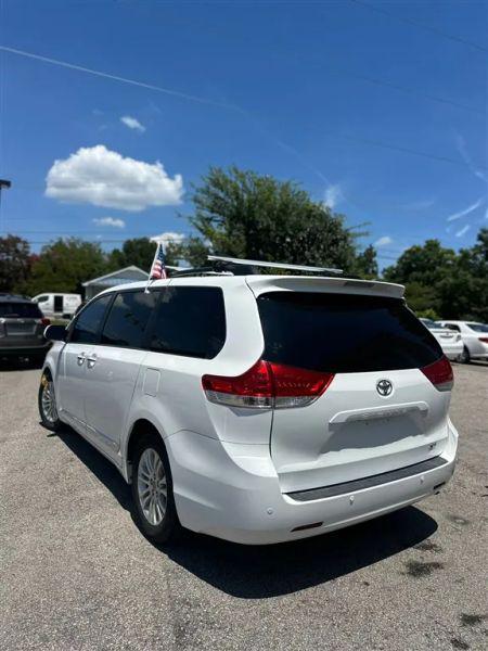 2013 Toyota Sienna XLE V6 8 Passenger