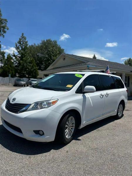 2013 Toyota Sienna XLE V6 8 Passenger