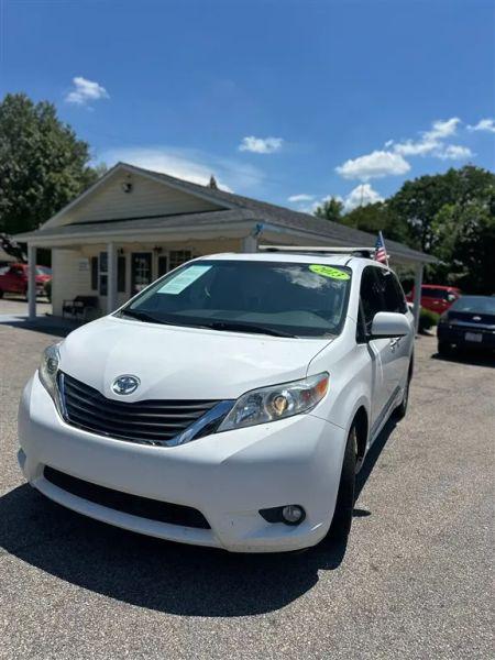2013 Toyota Sienna XLE V6 8 Passenger