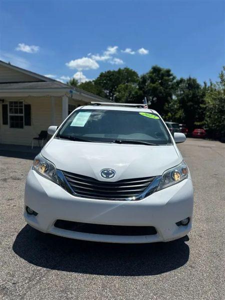 2013 Toyota Sienna XLE V6 8 Passenger