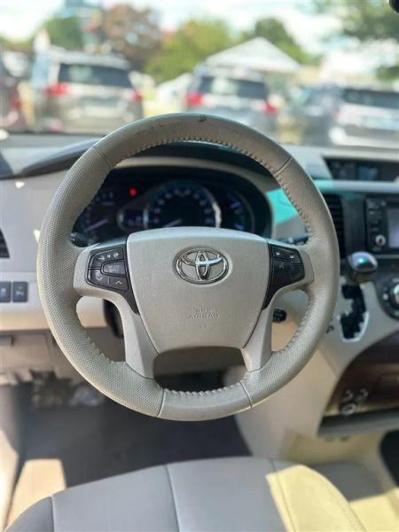 2013 Toyota Sienna XLE V6 8 Passenger