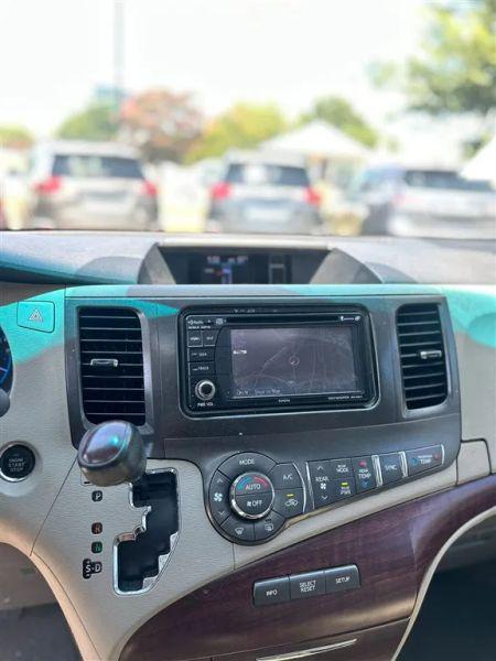 2013 Toyota Sienna XLE V6 8 Passenger