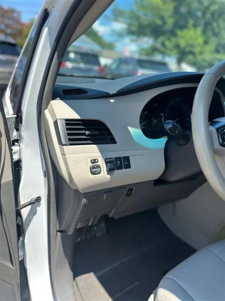 2013 Toyota Sienna XLE V6 8 Passenger