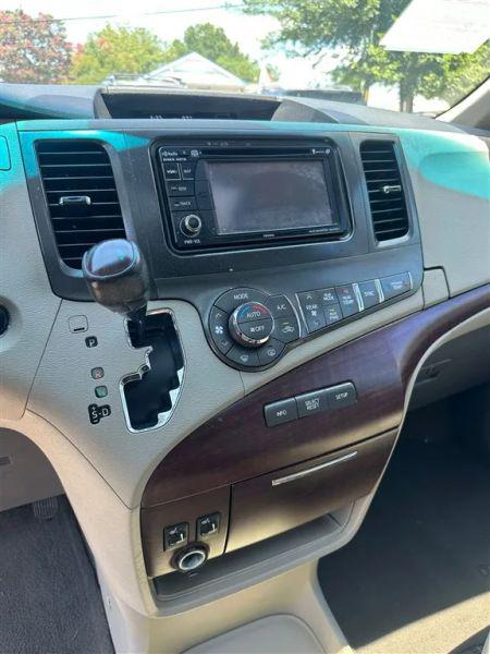 2013 Toyota Sienna XLE V6 8 Passenger