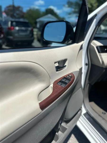 2013 Toyota Sienna XLE V6 8 Passenger