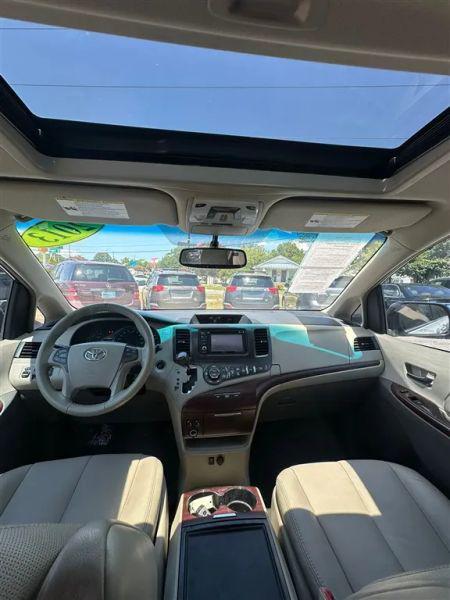 2013 Toyota Sienna XLE V6 8 Passenger