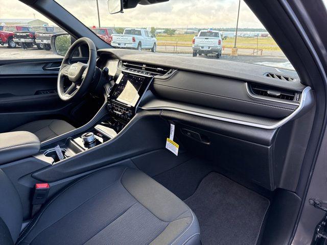 2025 Jeep Grand Cherokee Laredo 4x2