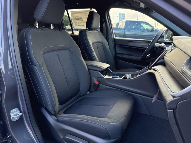 2025 Jeep Grand Cherokee Laredo 4x2