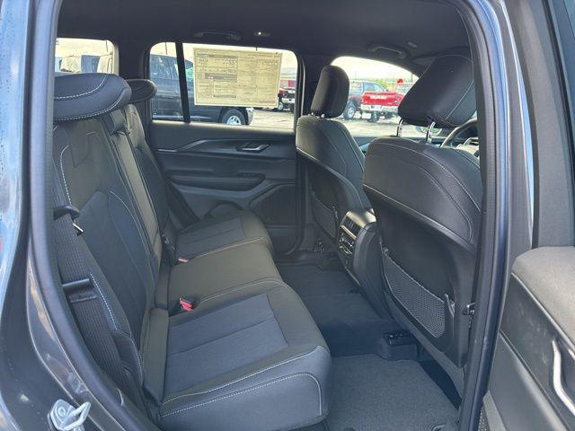 2025 Jeep Grand Cherokee Laredo 4x2