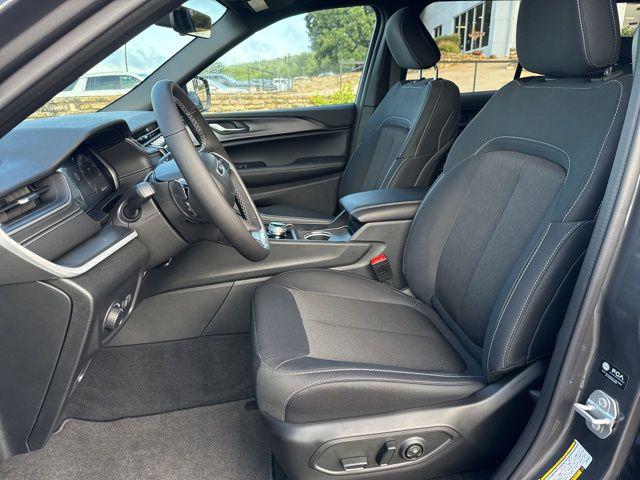 2025 Jeep Grand Cherokee Laredo 4x2