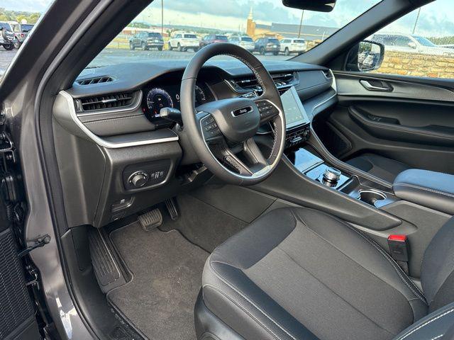 2025 Jeep Grand Cherokee Laredo 4x2