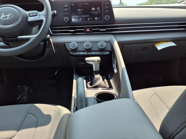 2025 Hyundai Elantra SE